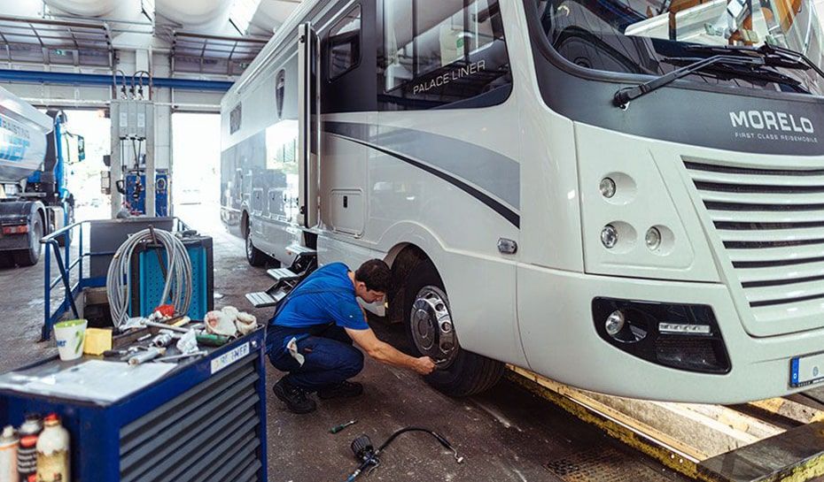 Mitarbeiter von Motoren Bauer repariert ein Wohnmobil in der Werkstatt
